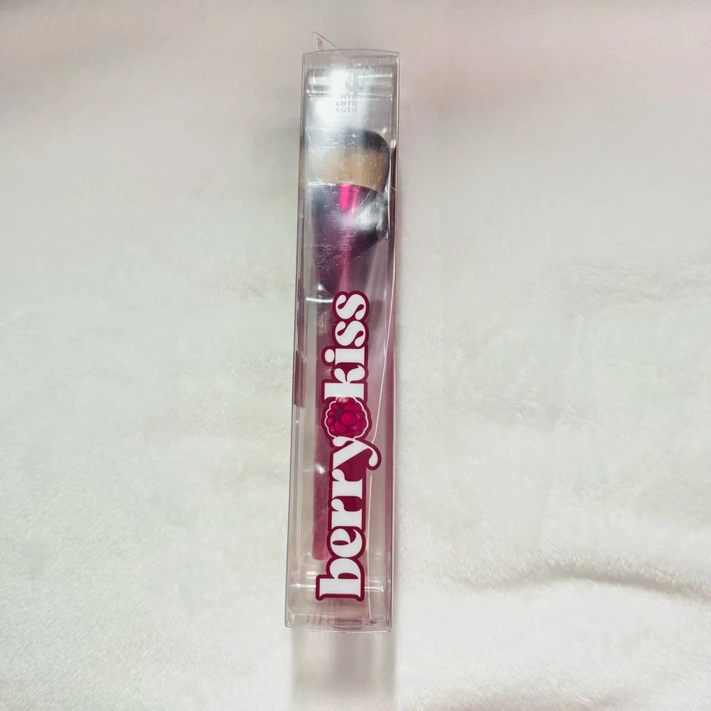 Real Techniques Berry Kiss Top It Off Base Makeup Brush Limited Edition - NIB